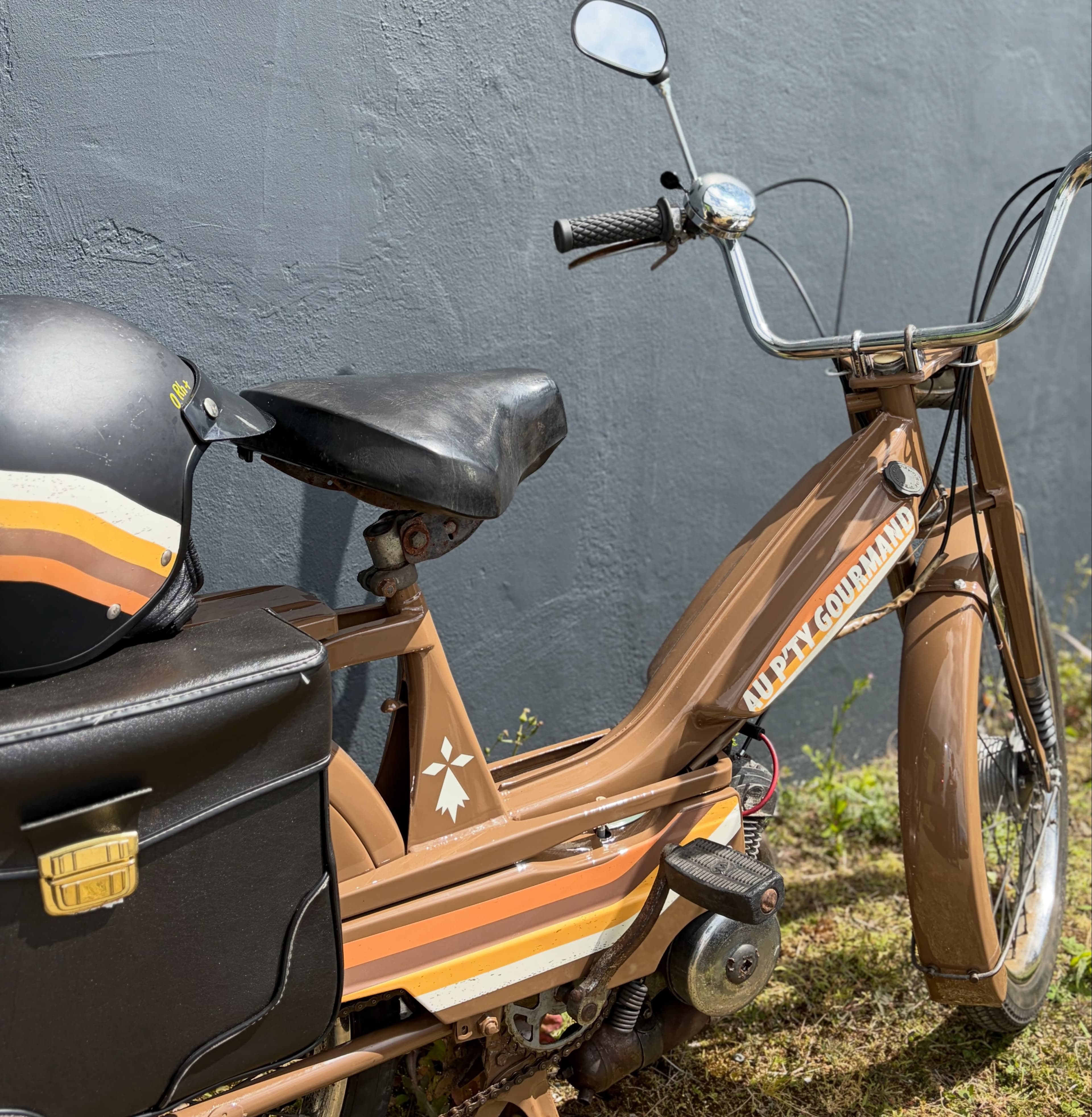 Réalisée par Publimage 56, une déco sur mesure, pensée pour refléter l’univers du resto et le vintage du style Motobécane. Impossible de passer inaperçu : Vintage jusqu’au casque !